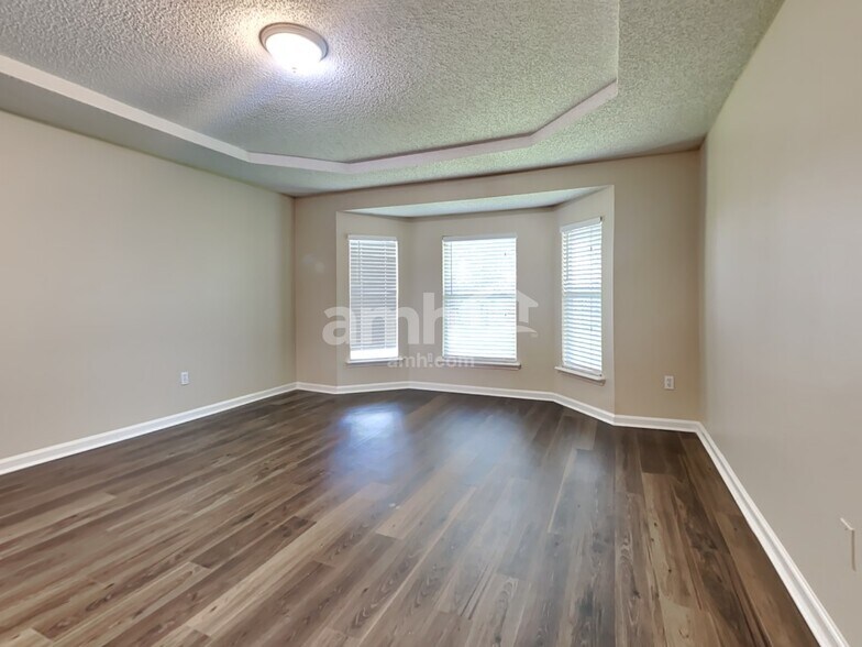 Building Photo - 1215 Summer Spring Dr