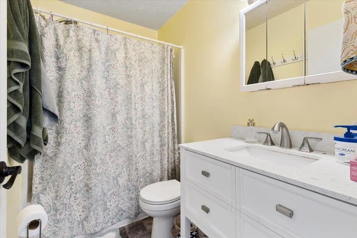 shared full bath - 1109 Scott Alan Cir