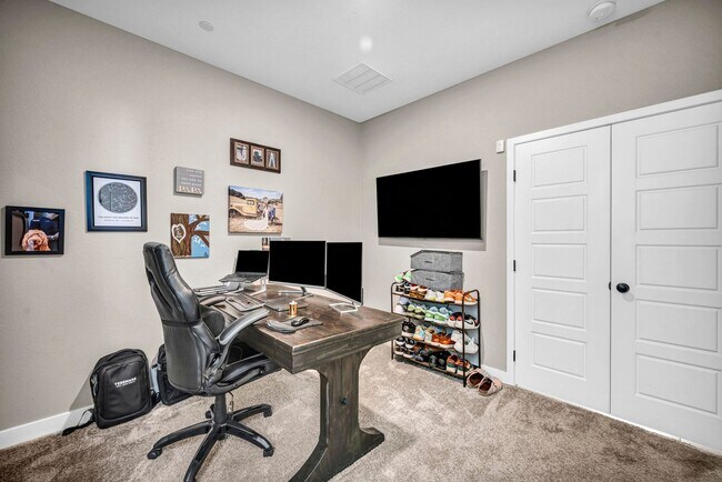 Building Photo - Spacious 5-Bedroom Home with Loft, Pool & Mountain Views
