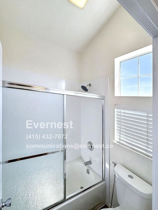Building Photo - Lovely 2-Bedroom Townhome: Comfort and Con...