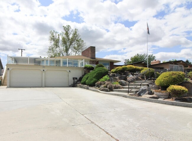 Building Photo - 4 BD, 4 BA House in Kennewick- Views of th...