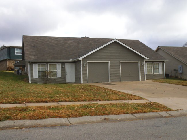Building Photo - 1008 W Linden Ave