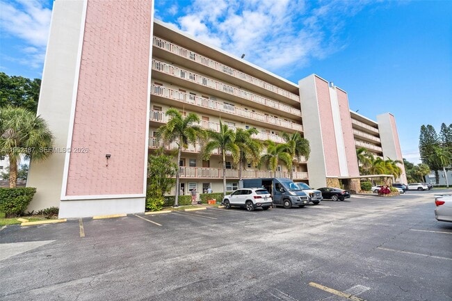 Building Photo - 901 NE 14th Ave