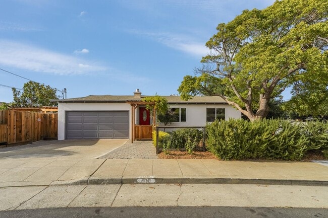 Building Photo - 400 La Casa Ave