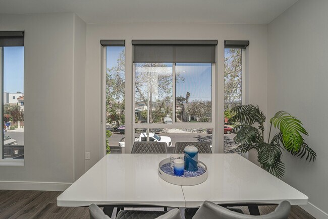 Building Photo - 4532 St Charles Pl