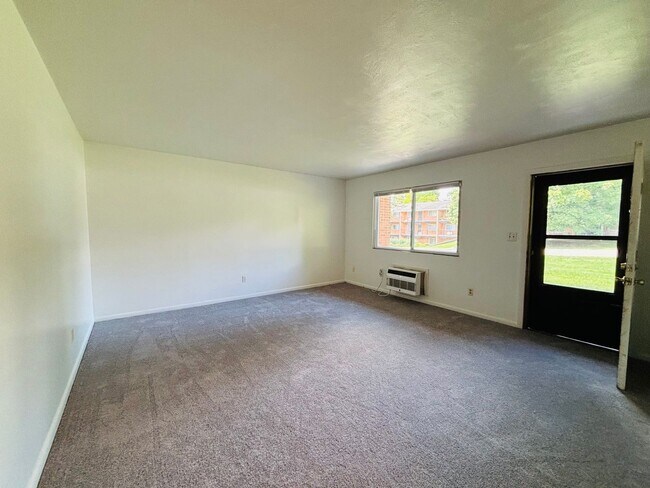 Building Photo - 2 Bedroom, 1 Bath Apartment