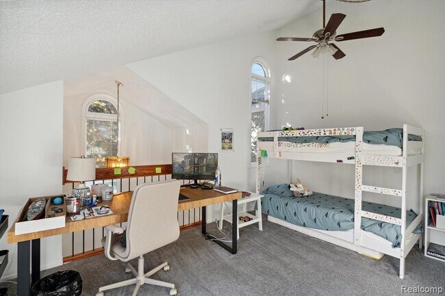 Building Photo - 677 E Lincoln St