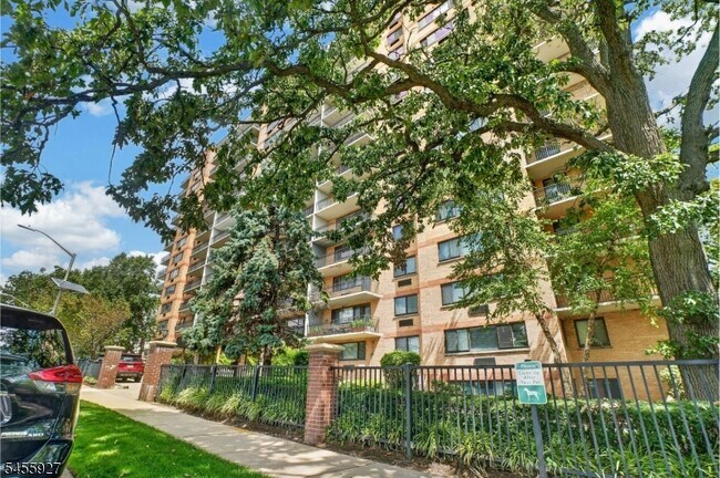 Building Photo - 60 Parkway Dr