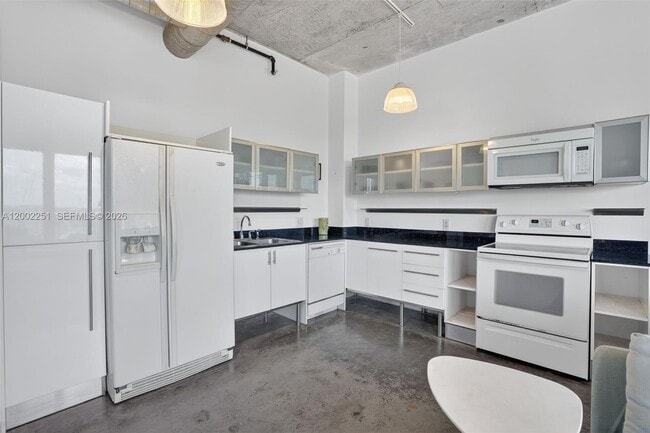 Building Photo - 10 SW South River Dr