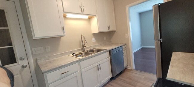 Building Photo - Clean 3 bedrooms, 2 baths, single garage w/remote control, and fenced yard!!