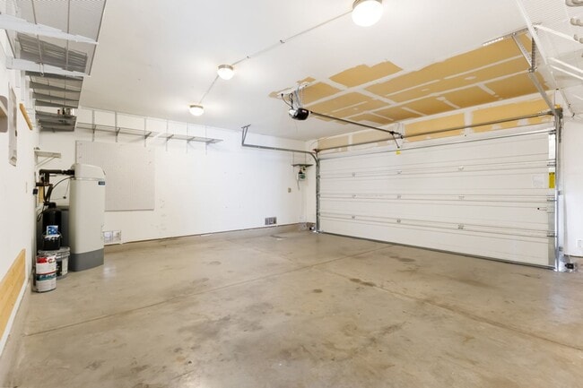 Building Photo - Charming Home Awaits: Spacious & Modern Living in a Prime Location