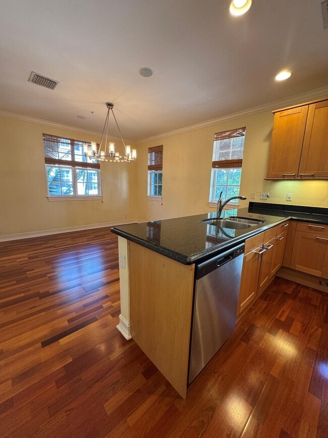 Building Photo - 304 W Mallory Cir