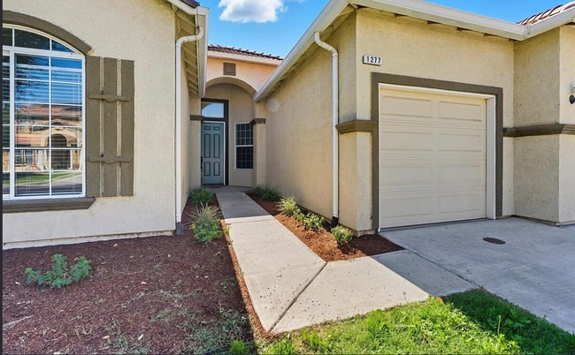 Building Photo - 1277 Paradise Loop