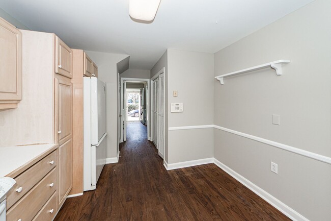 Building Photo - 4 Bedroom 3.5 Bath Townhome in Harleston V...