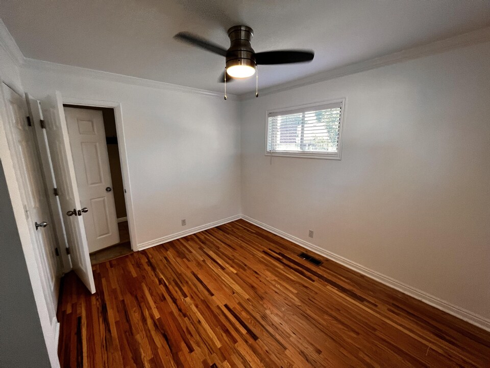 Building Photo - 1547 E Lanebrook Ln