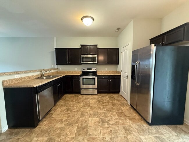 Building Photo - Beautiful 2 bedroom, 2.5 bath Town House