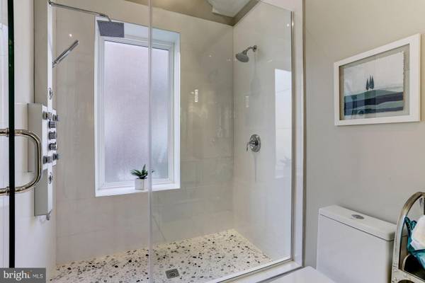 MASSIVE master shower! - 454 Park Rd NW