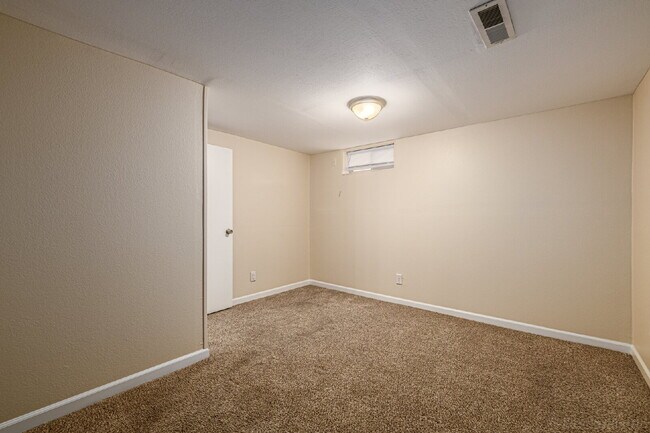 Building Photo - Lovely 5 Bed  / 2 bath in Boston Heights