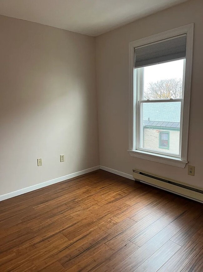 Building Photo - Bright, FURNISHED 2-Bedroom in Prime Burlington Location — Available NOW!