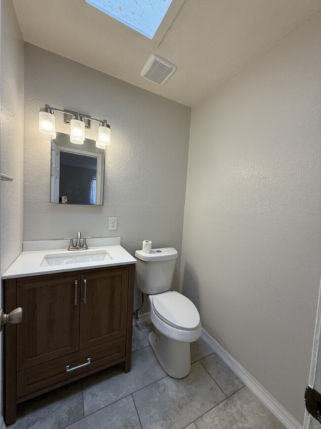 Building Photo - 955 Versailles Dr