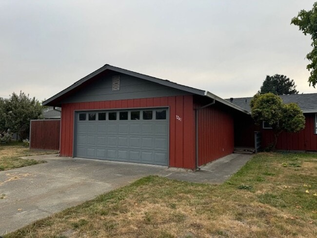 Building Photo - ZELIA! Arcata 3/2, 2 car garage, south facing patio