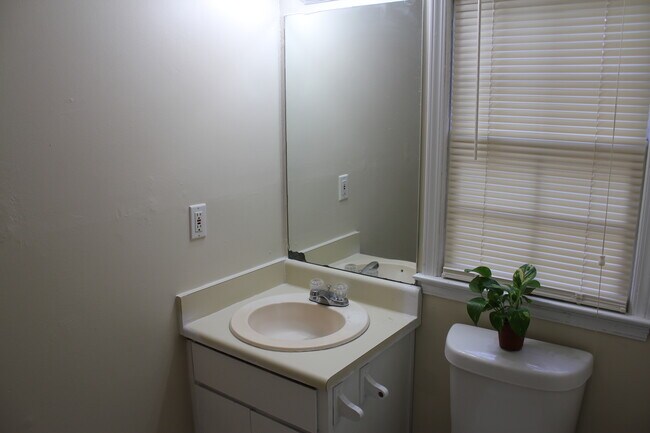 Building Photo - 1410 Ashbrook Dr NW