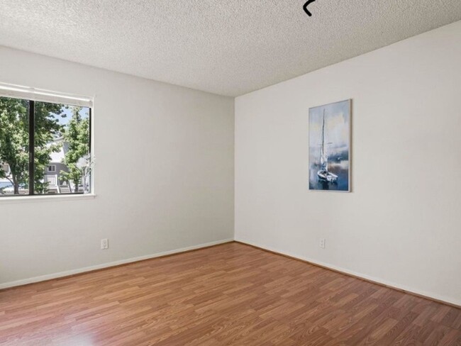 Building Photo - 2 Bedroom, 1 Bathroom Condo in Reno.  Lake...