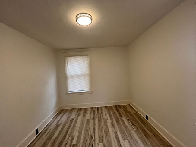 Building Photo - Updated 3 Bedroom Duplex