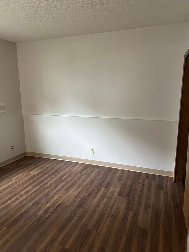 Building Photo - 1 bedroom 1 Bathroom Lower of Level Duplex...