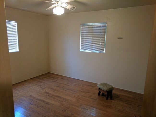 Building Photo - 2 Bedroom and 1 Bath Rental