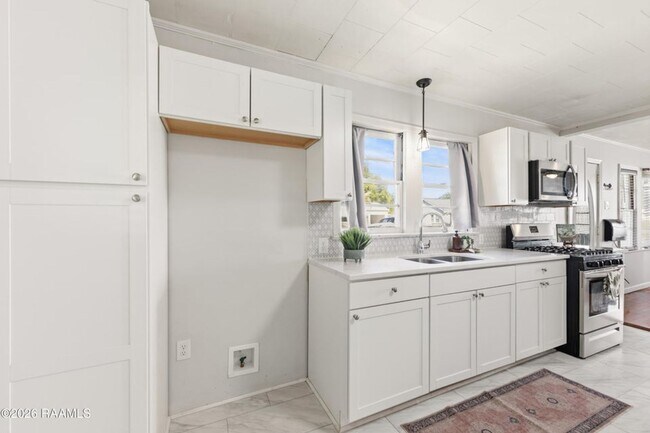 Building Photo - FOR RENT in LAFAYETTE!