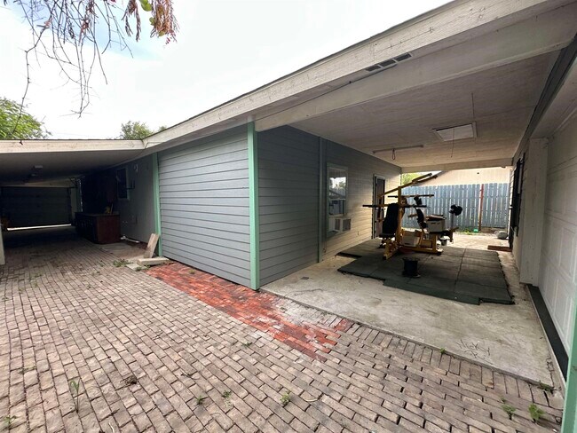 Building Photo - 2504 Bismark St