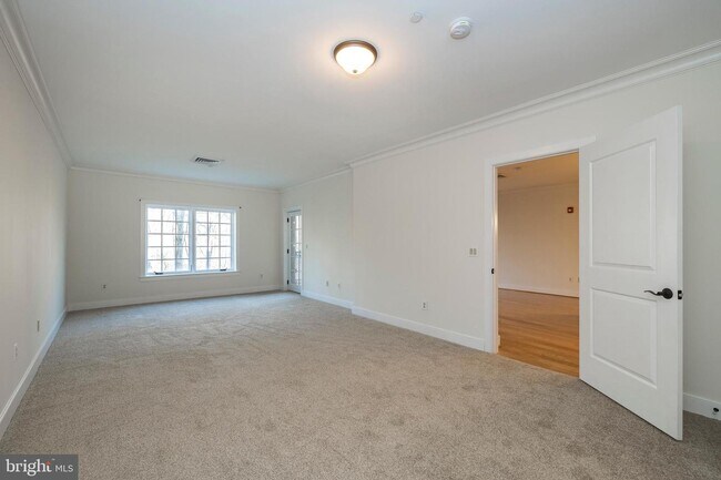 Building Photo - 510 Wellington Square