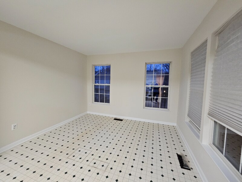 Building Photo - 9365 Ridings Way