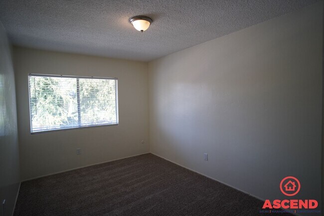 Building Photo - Cozy 3 Bedroom  2bath apartment