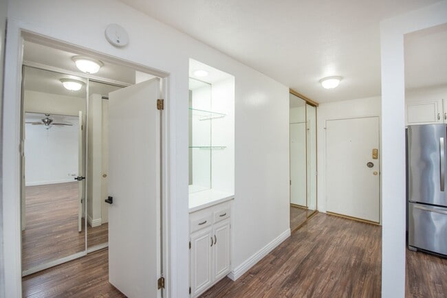 Building Photo - Newport Beach One Bedroom Beauty