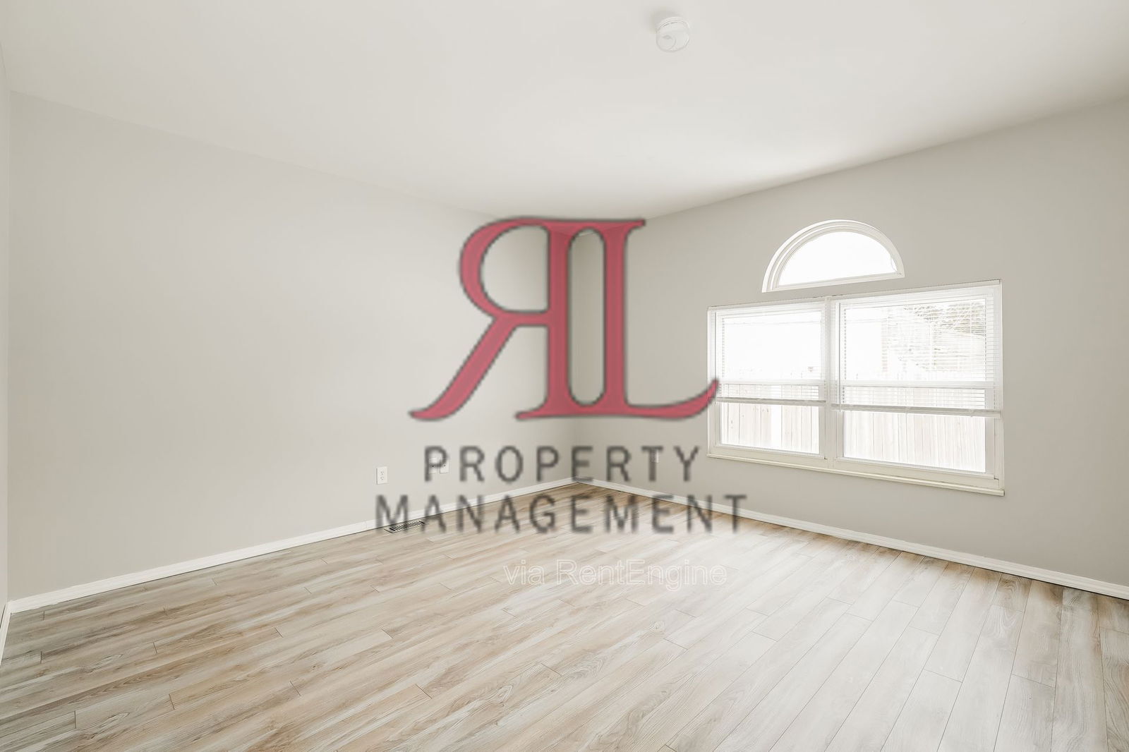 Building Photo - 26 E Woodfield Dr