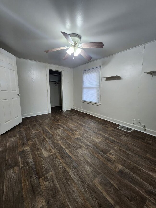 Building Photo - **Charming 2-Bedroom Home with Fresh Updat...