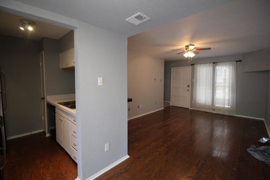 Building Photo - 4327 Holland Ave