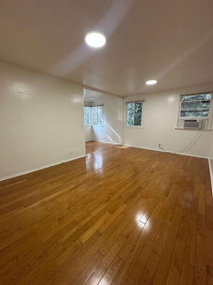 Building Photo - 1737 N Sycamore Ave