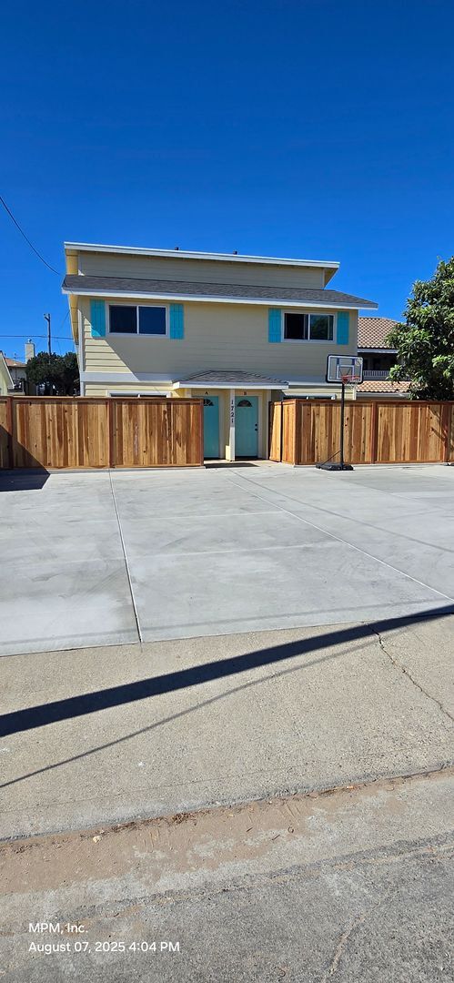 Building Photo - 2 bed 1.5 bath Apartment