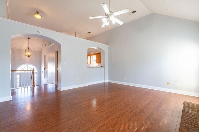 Building Photo - Spacious 4 Bedroom, 3 Bathroom Home in Cov...