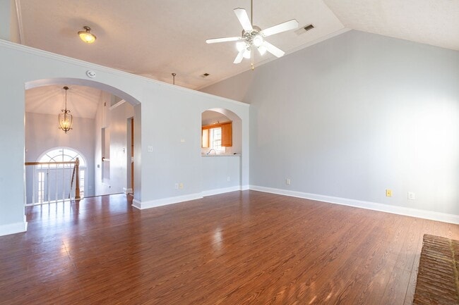 Building Photo - Spacious 5 Bedroom, 3 Bathroom Home in Cov...