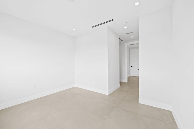 Building Photo - 2324 SW 26th St