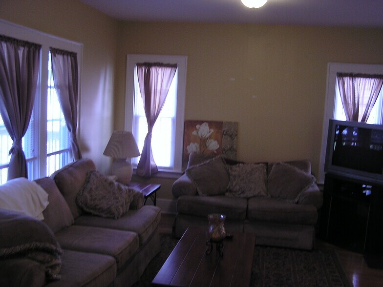 Building Photo - 425 Roosevelt Ave