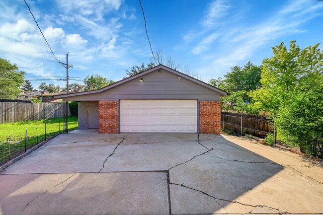 Building Photo - $2,795.00  - 4 Beds, 2 Baths, Single Famil...