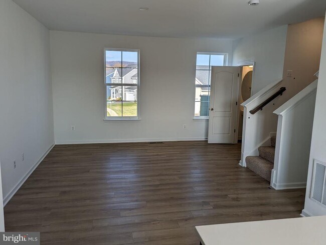 Building Photo - 241 Hillsdale Pl