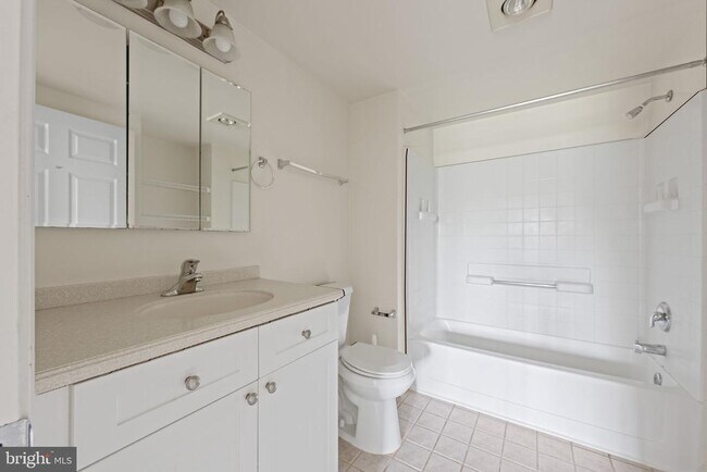 Building Photo - 3101 N Hampton Dr