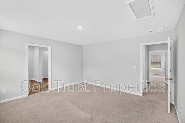 Building Photo - 147 Cloverleaf St