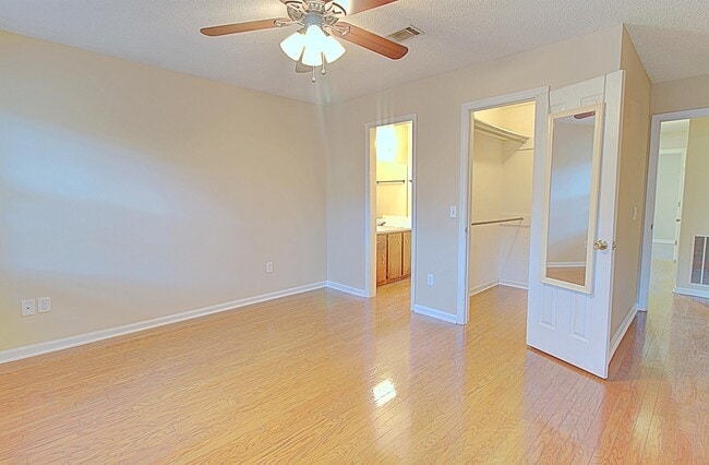 Building Photo - 948 Wedgewood Way